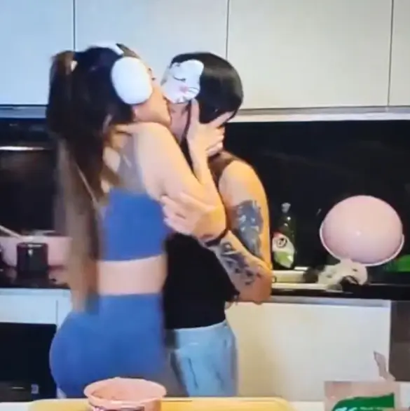 Milica se besa con Candela Díaz en pleno stream (VIDEO)