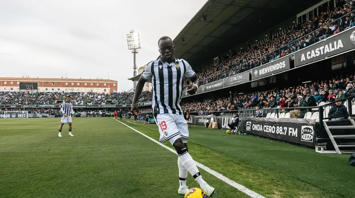 Awer Bul Mabil es un futbolista sursudanés, nacionalizado australiano, que juega en la posición de centrocampista en el C. D. Castellón de la Segunda División de España.