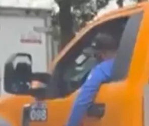 Chófer de pipa es captado fumando en plena vialidad (VIDEO)