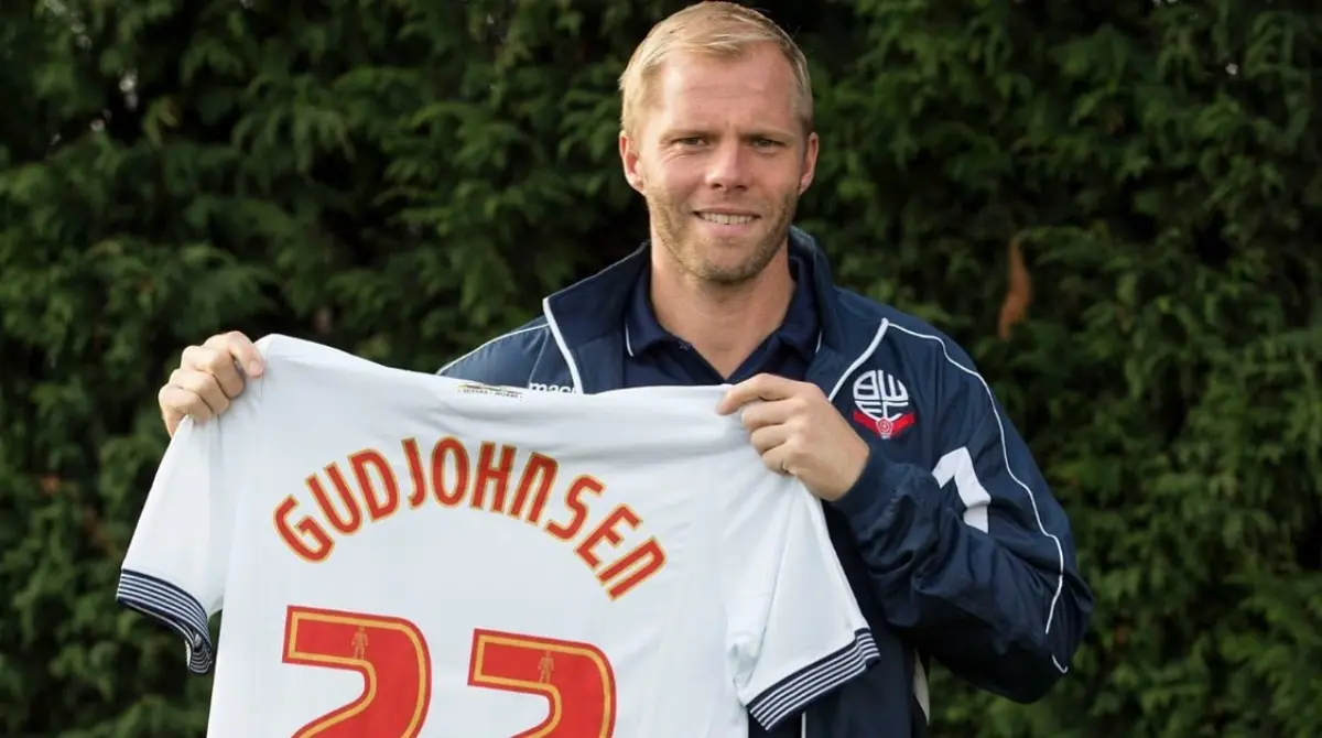 <div>Eiður Smári Guðjohnsen es un exfutbolista islandés. Fue capitán y máximo goleador histórico de la selección de Islandia. Marcó 142 goles en toda su carrera deportiva.</div>