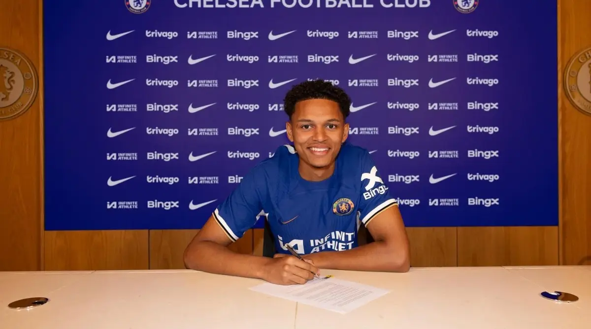 Omari Jamian Kellyman es un futbolista británico. Puede jugar de mediocentro ofensivo y extremo derecho, su equipo actual es el Chelsea Football Club de la Premier League, máxima categoría del fútbol inglés