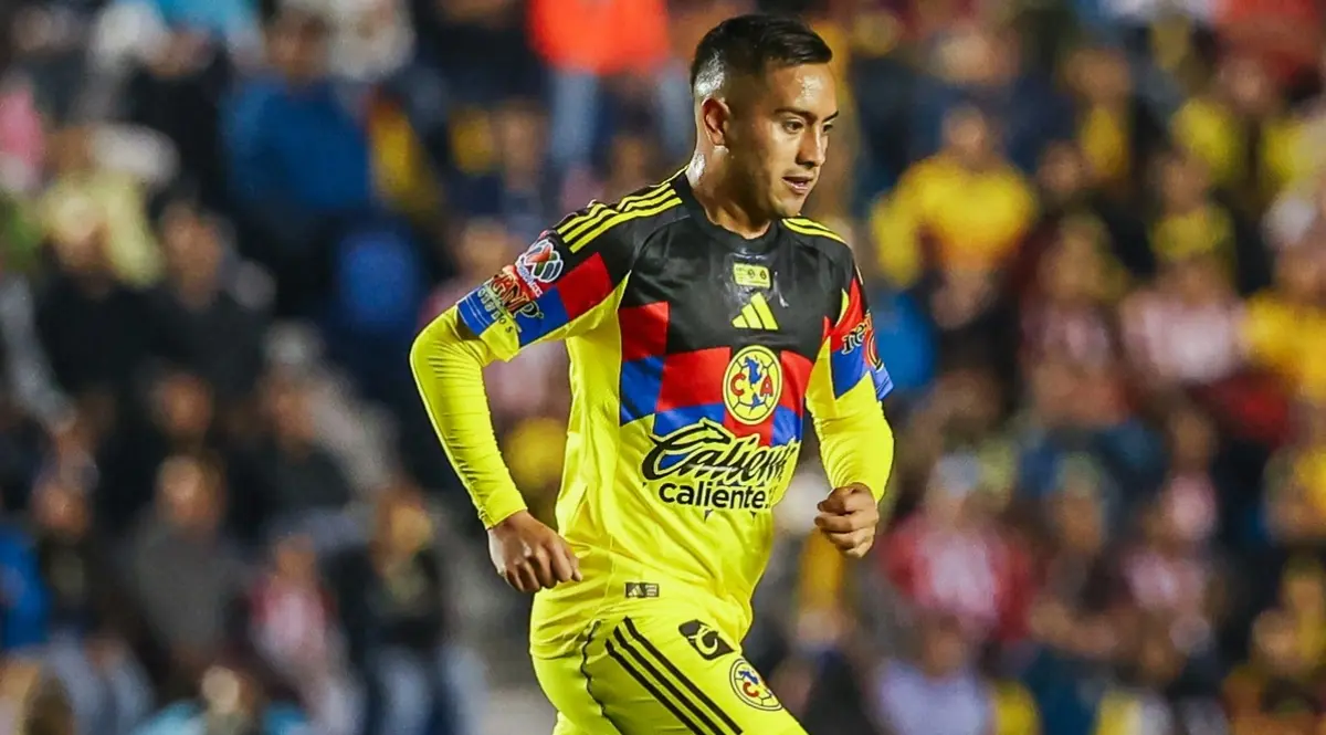  Érick Sánchez se salvó de no salir expulsado en el Clásico Nacional 