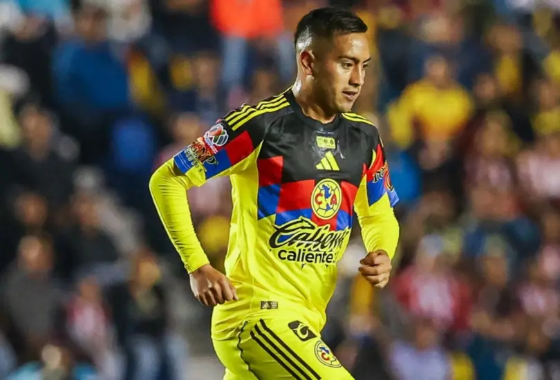 Érick Sánchez se salvó de no salir expulsado en el Clásico Nacional Érick Sánchez se salvó de no salir expulsado en el Clásico Nacional
