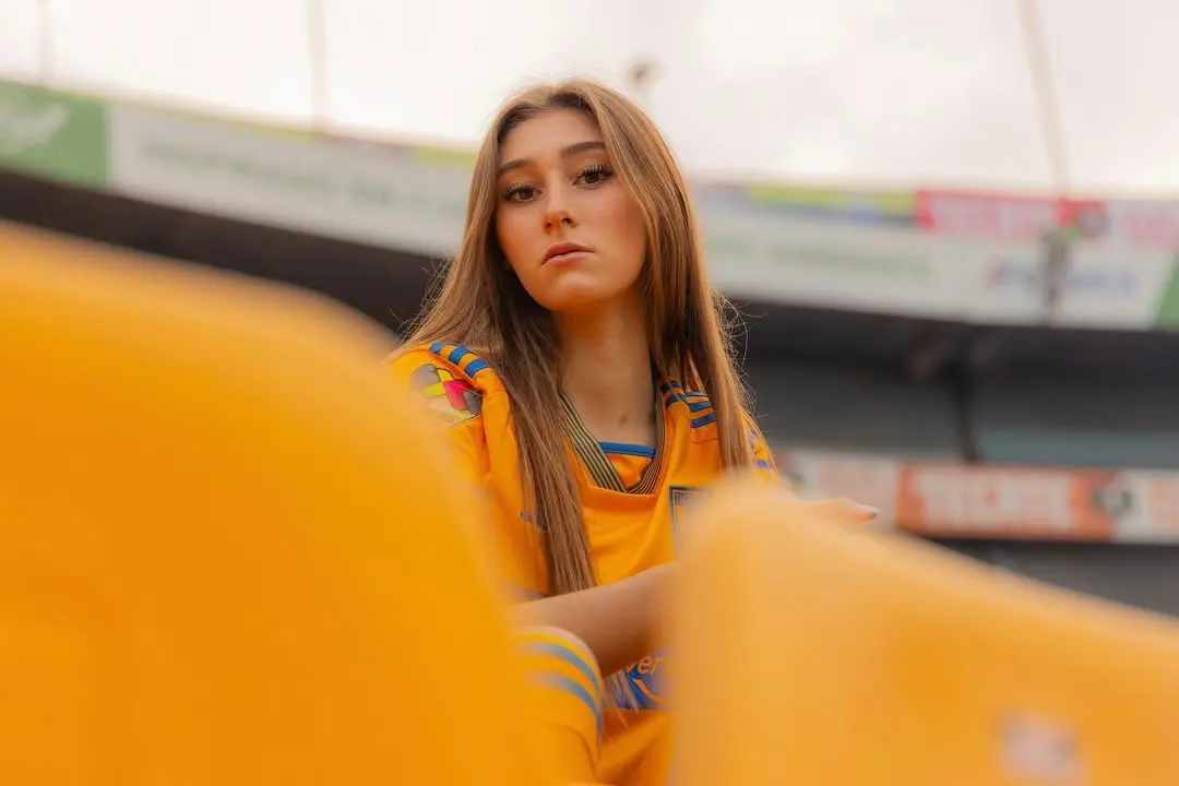 Se desempeña como mediocampista ofensiva Se desempeña como mediocampista ofensiva