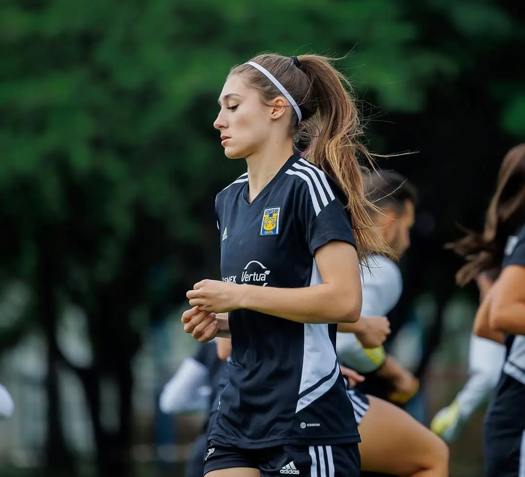 Es hermana menor de Marcelo Flores Es hermana menor de Marcelo Flores