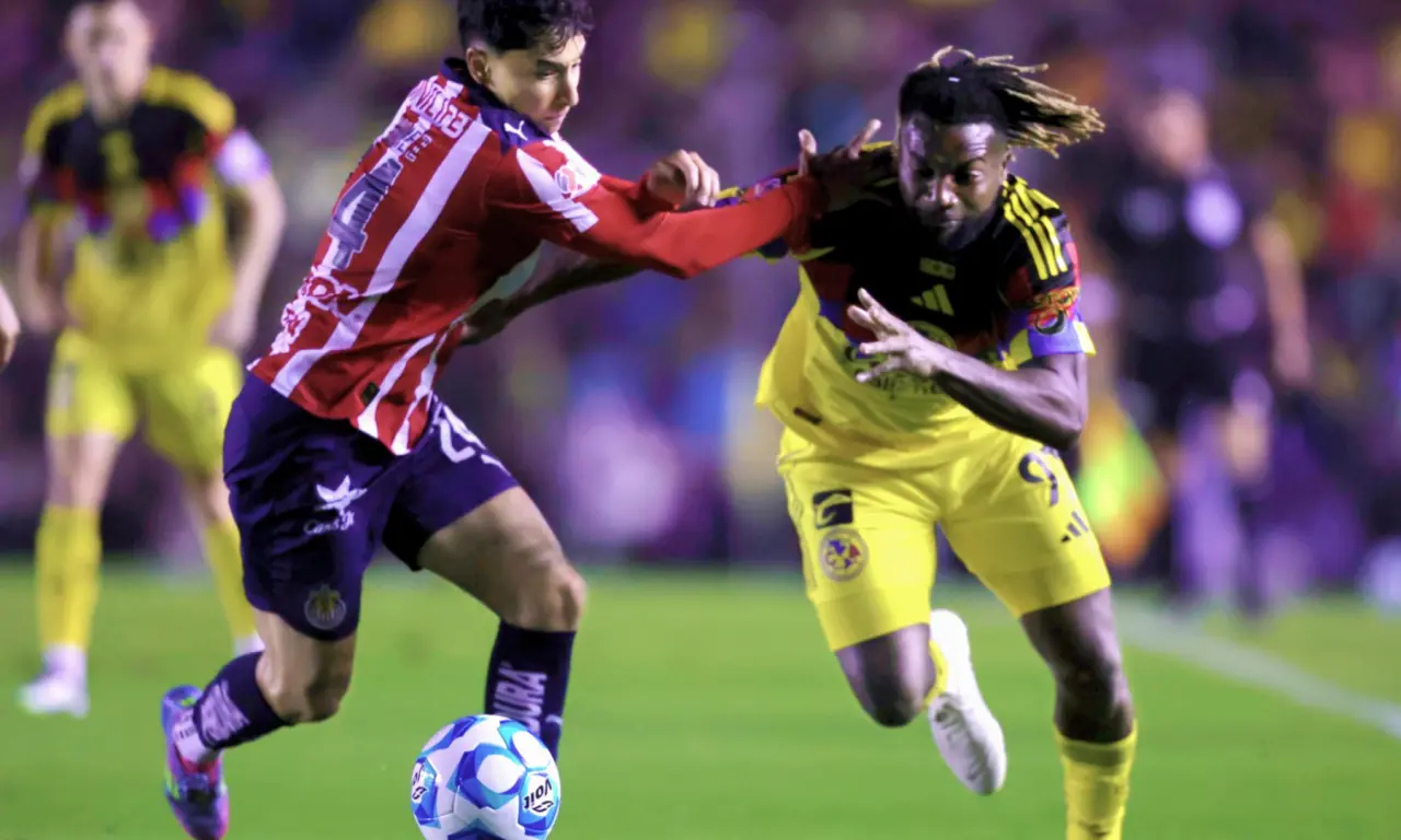  Allan Saint-Maximin tuvo una actuación muy discreta en la derrota del América ante Chivas. 