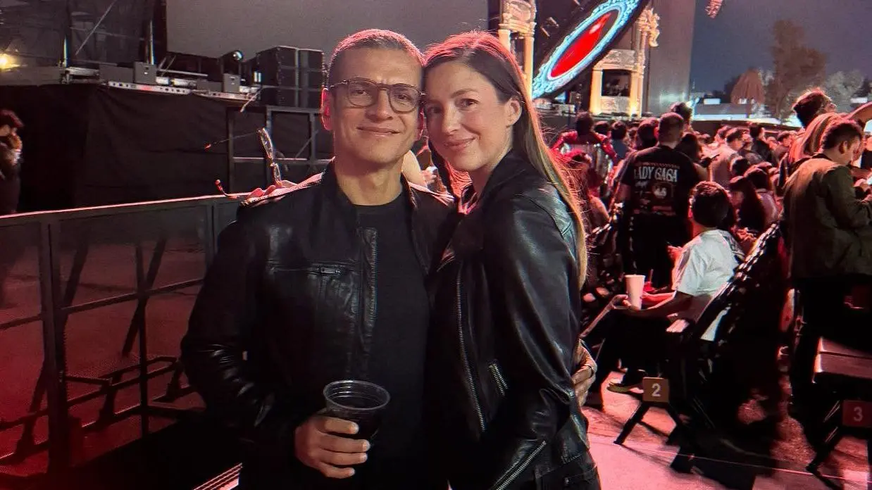  La pareja del estratega está en el ojo del huracán por una imagen compartida en redes sociales. 