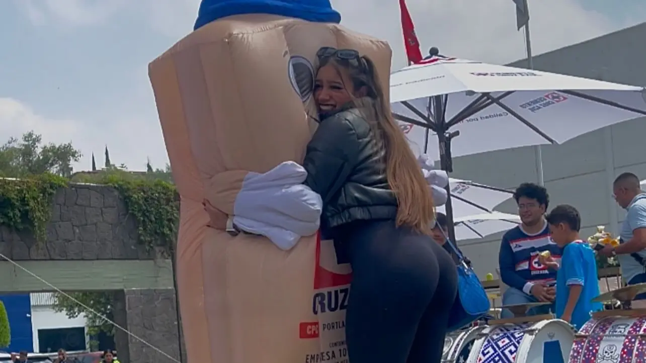 La modelo trabaja como edecán para el club y sus distintos eventos públicos.