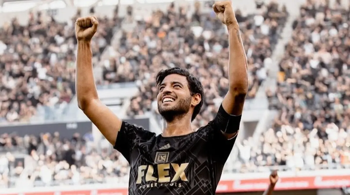 Carlos Vela: 'Entre una buena película y un buen partido de futbol, prefiero la película. La verdad es que nunca he sido tan apasionado por el futbol como para decir 'soy fan del Madrid o de este equipo hasta la muerte''.