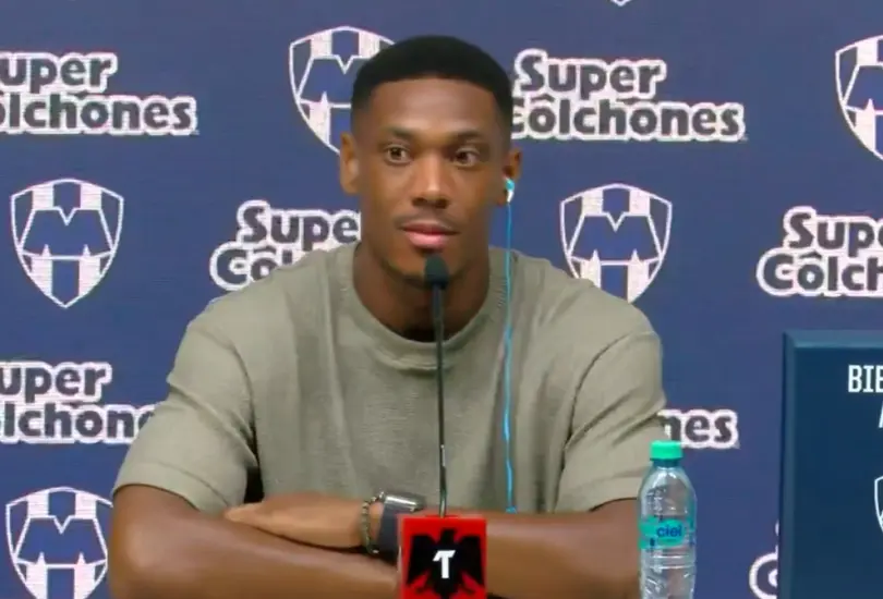 Anthony Martial se llevó un susto en su presentación Anthony Martial se llevó un susto en su presentación