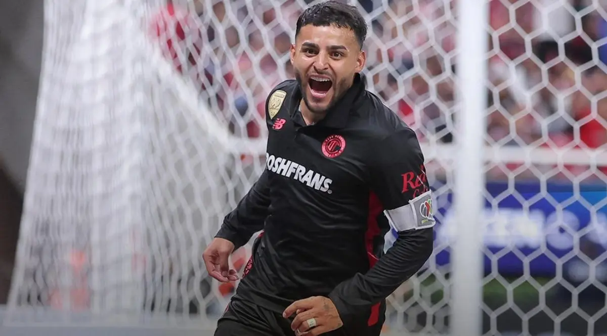  Alexis Vega tuvo un gran partido ante Chivas 