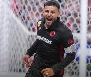 Alexis Vega anotó a Chivas y respondió a los abucheos en el Akron