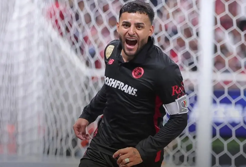 Alexis Vega tuvo un gran partido ante Chivas