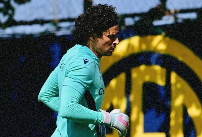 El arquero mexicano pasó por un partido terrible en su exótico equipo.