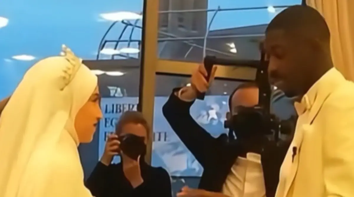 Mantuvieron su noviazgo en secreto durante años, tanto que incluso los compañeros de equipo de Dembélé en el Barcelona no sabían de su existencia hasta el día de la boda. Mantuvieron su noviazgo en secreto durante años, tanto que incluso los compañeros de equipo de Dembélé en el Barcelona no sabían de su existencia hasta el día de la boda.