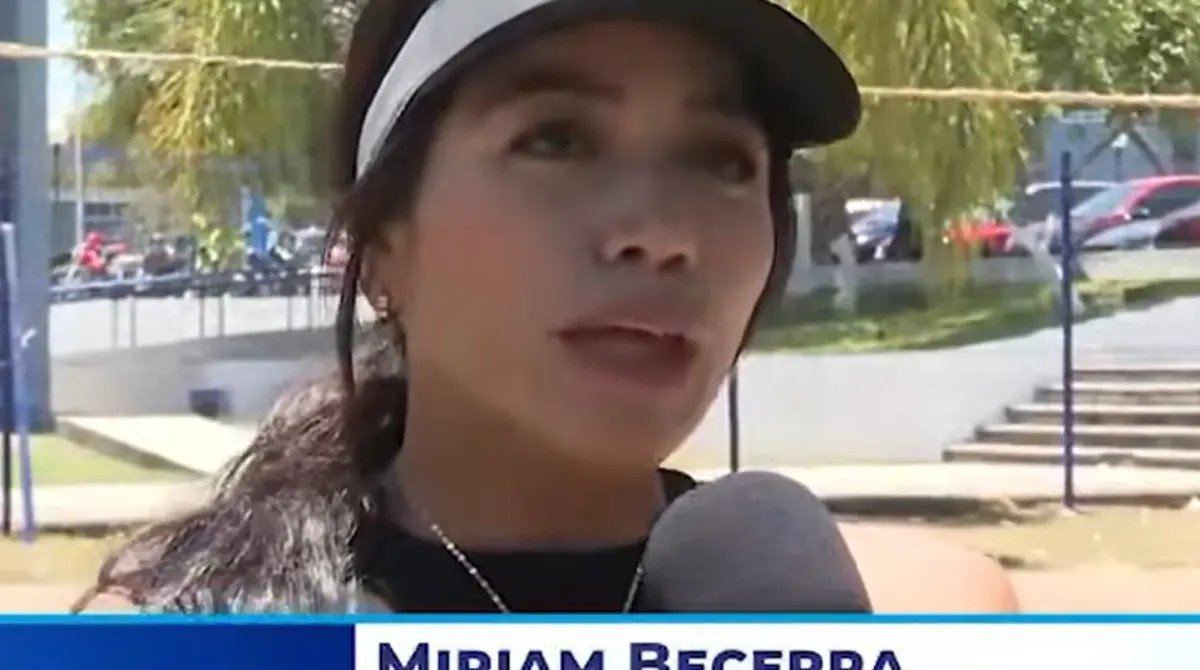 Además de ser madre, disfruta de jugar voleibol.