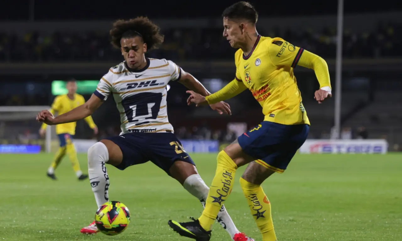  Mario Carrillo afirma que el América pretende presionar a los árbitros antes de jugar contra Pumas. 