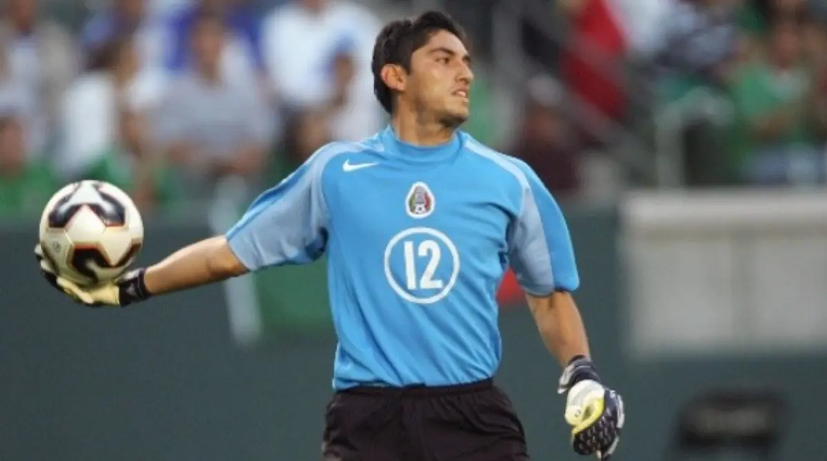 En un amistoso contra Polonia, defendió el arco por primera vez con el Tri, sumando más de 50 capítulos a lo largo de su carrera internacional.