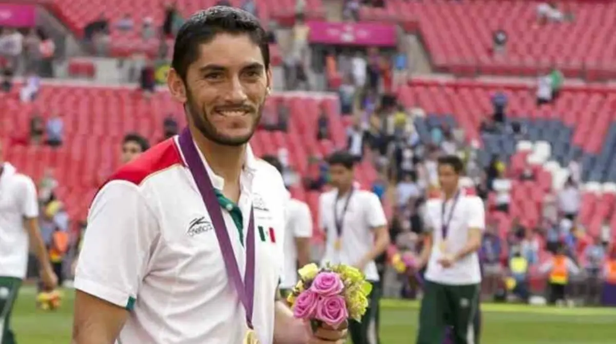 Como capitán de México Sub-23, venció 2-1 a Brasil en la final de los Juegos Olímpicos de Londres 2012