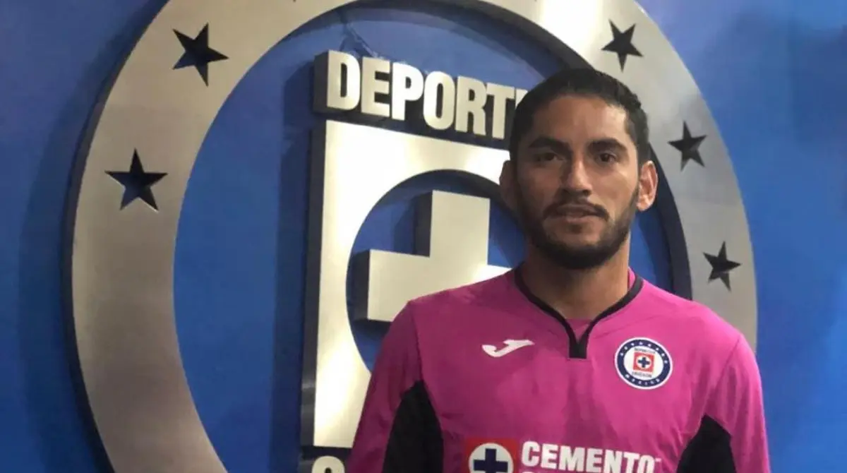 En cuanto a su carrera con Cruz Azul, tuvo algunos tropiezos