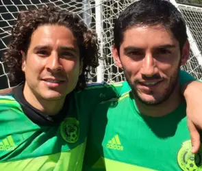 Guillermo Ochoa dedica emotivo mensaje a Chuy Corona 