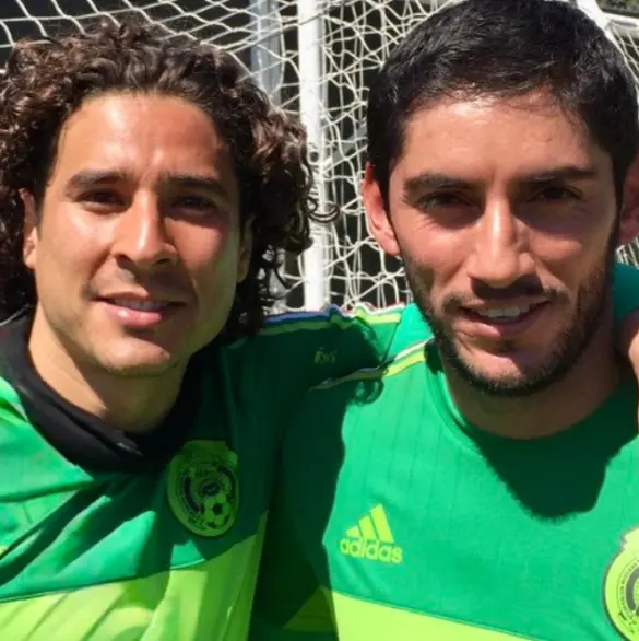 Guillermo Ochoa dedica emotivo mensaje a Chuy Corona 