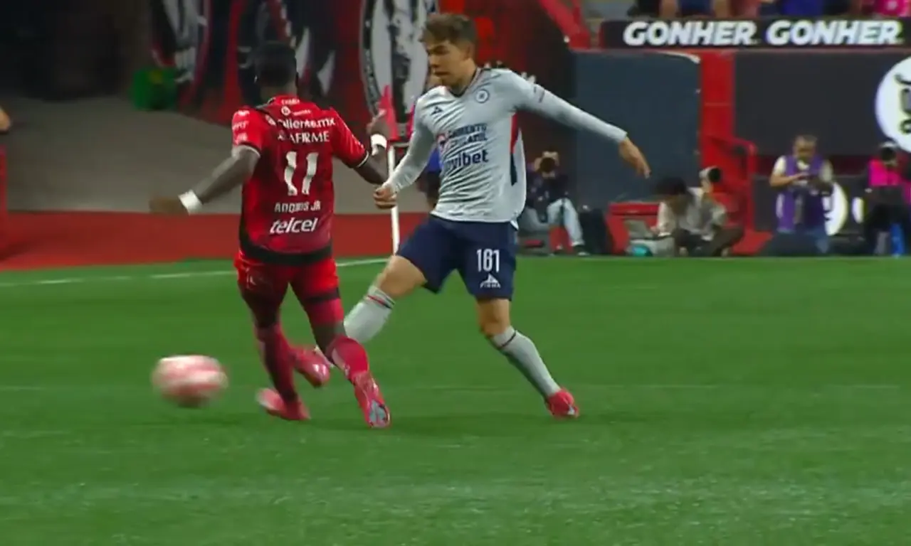  Cruz Azul se vio afectado en el partido contra Xolos por una polémica decisión del árbitro Jorge Abraham Camacho. 