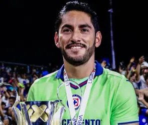 Chuy Corona levanta la mano para volver a Cruz Azul