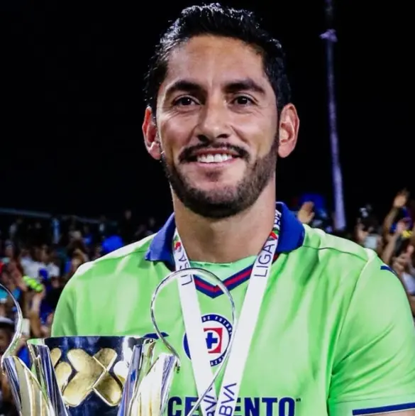 Chuy Corona levanta la mano para volver a Cruz Azul