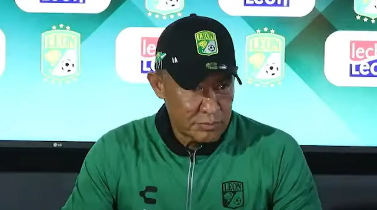 Ambriz fue presentado en conferencia e incluso lucía con la mirada perdida.