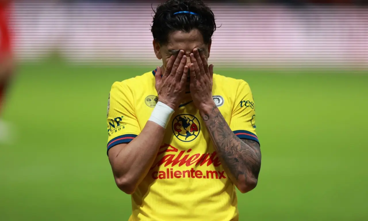  Alex Aguinaga calificó al América como “equipo pijama”, un apodo que critica su falta de logros internacionales. 