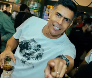 Exhiben a Oswaldo Sánchez en famoso club nocturno