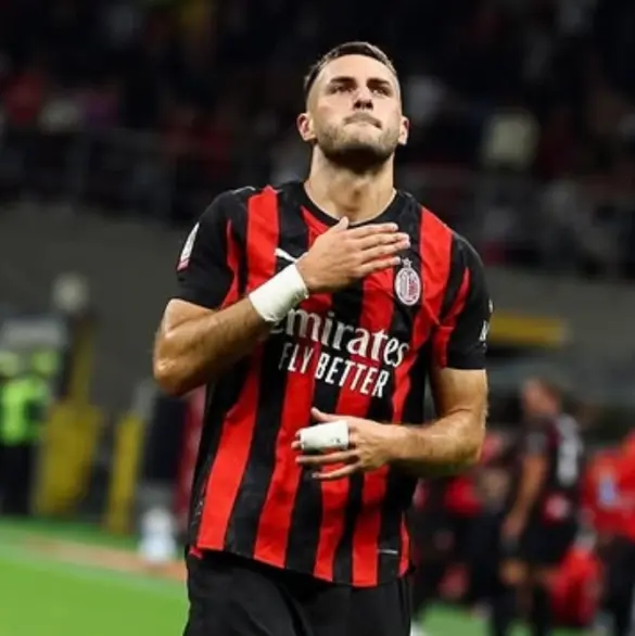 La estrella que reemplazaría a Santiago Giménez en el Milan