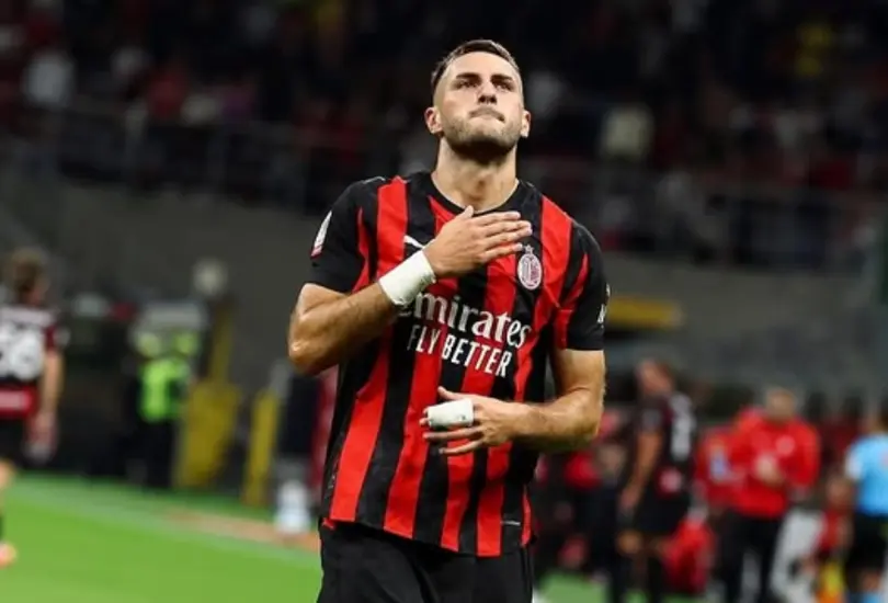 Santiago Giménez ha generado incertidumbre en el Milan y podrían buscar un reemplazo