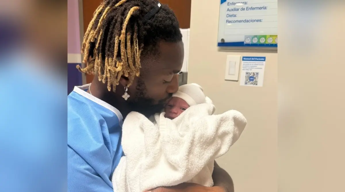 Allan Saint-Maximin presumió la llegada de su hijo mexicano, sumándose a la lista de estrellas que ha dejado descendencia en el país.