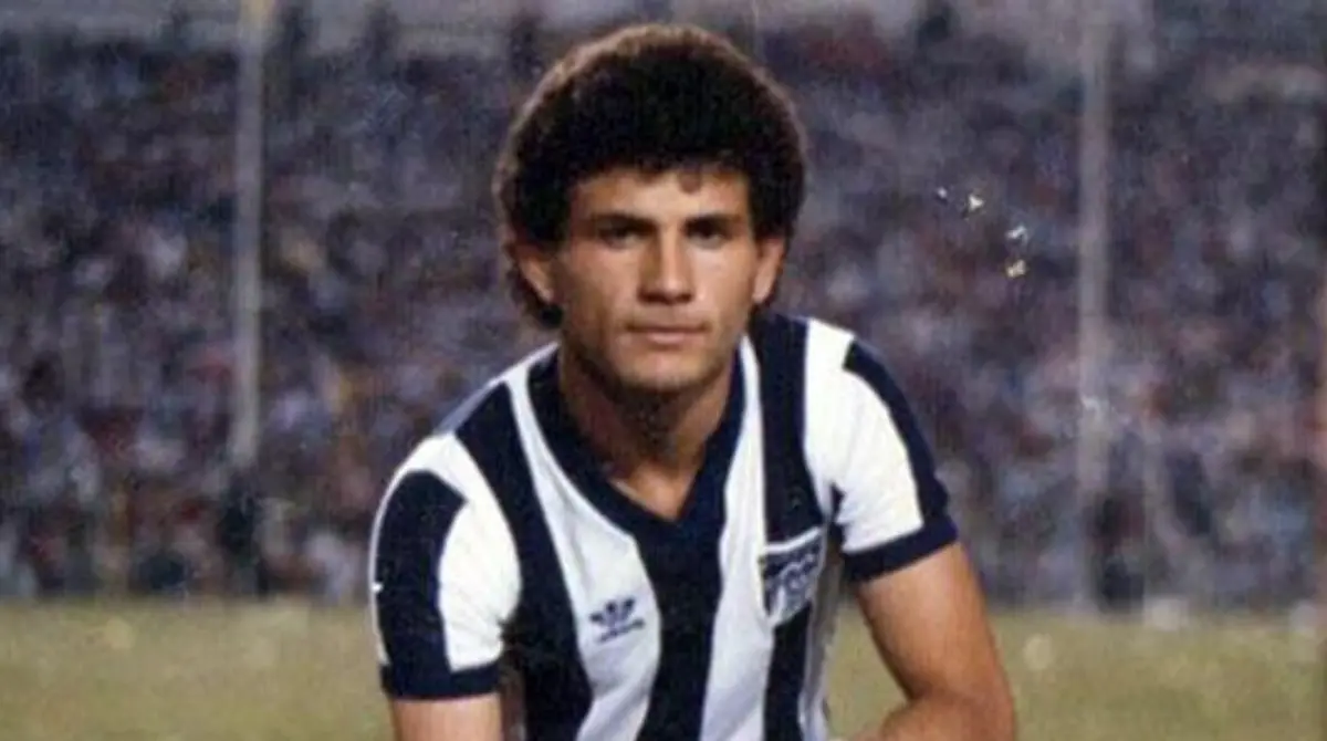 Francisco 'Abuelo' Cruz también quedó fuera del Mundial de 1994 tras romperse el ligamento cruzado en el duelo clasificatorio decisivo contra Canadá. A pesar de ello, ayudó a sellar el pase con un gol agónico en el partido. Francisco 'Abuelo' Cruz también quedó fuera del Mundial de 1994 tras romperse el ligamento cruzado en el duelo clasificatorio decisivo contra Canadá. A pesar de ello, ayudó a sellar el pase con un gol agónico en el partido.