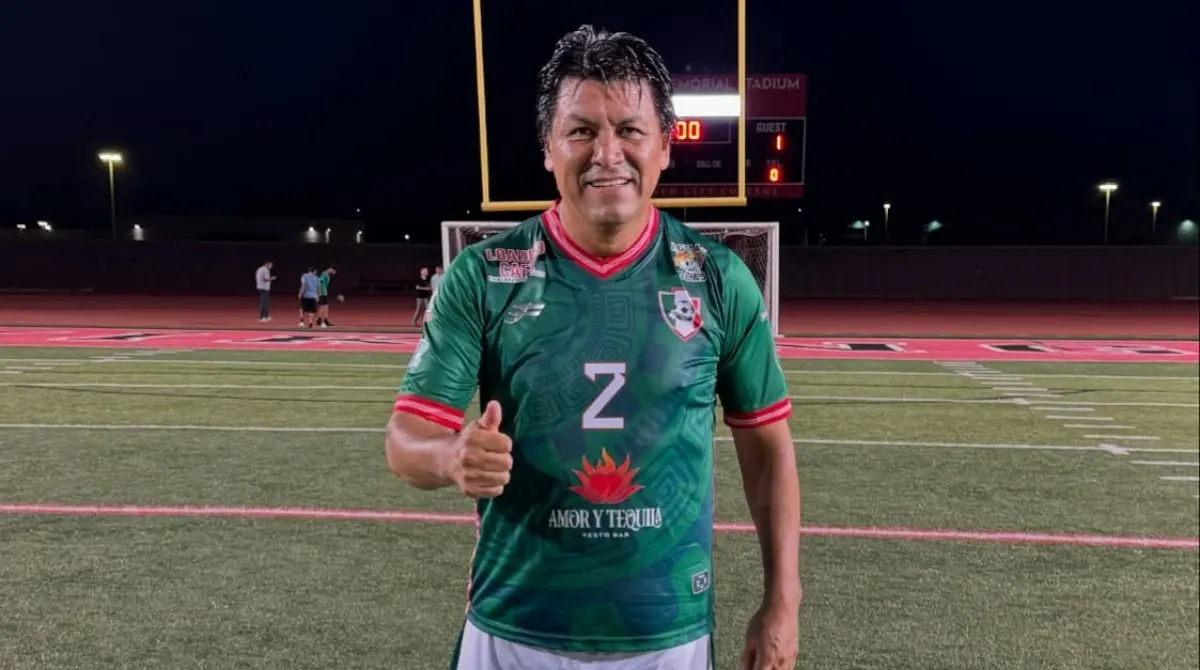 Claudio  Suárez se perdió Corea-Japón 2002 debido a que se fracturó la rodilla en un entrenamiento al resbalarse, lo que involucró daños en los ligamentos Claudio  Suárez se perdió Corea-Japón 2002 debido a que se fracturó la rodilla en un entrenamiento al resbalarse, lo que involucró daños en los ligamentos