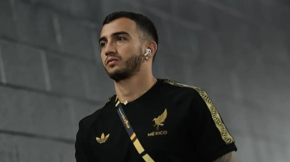 Luis Chávez vive la misma situación al sufrir una rotura del ligamento cruzado anterior de la rodilla derecha durante un entrenamiento con la Selección Mexicana en la Copa Oro. Luis Chávez vive la misma situación al sufrir una rotura del ligamento cruzado anterior de la rodilla derecha durante un entrenamiento con la Selección Mexicana en la Copa Oro.