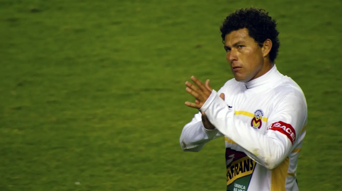 Miguel Sabah pintaba para sorpresa en Sudáfrica 2010, pero una rotura parcial del tendón del recto femoral en su pierna derecha acabó con sus posibilidades mundialistas. Miguel Sabah pintaba para sorpresa en Sudáfrica 2010, pero una rotura parcial del tendón del recto femoral en su pierna derecha acabó con sus posibilidades mundialistas.