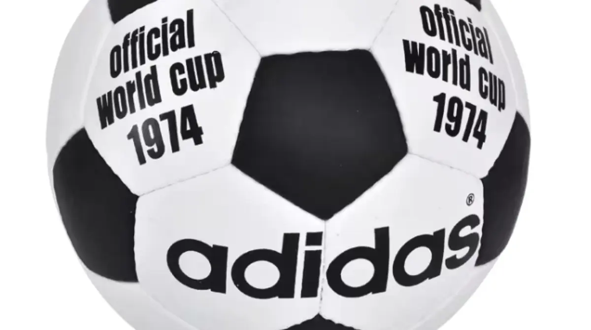 República Federal de Alemania 1974: Telstar Durlast<br>Para el Mundial de 1974, adidas proporcionó dos balones: uno blanco, el Chile Durlast, ideal para partidos con total visibilidad, y el naranja Apollo Durlast, que destacaba en la nieve. Sin embargo, solo se usó el Chile Durlast.