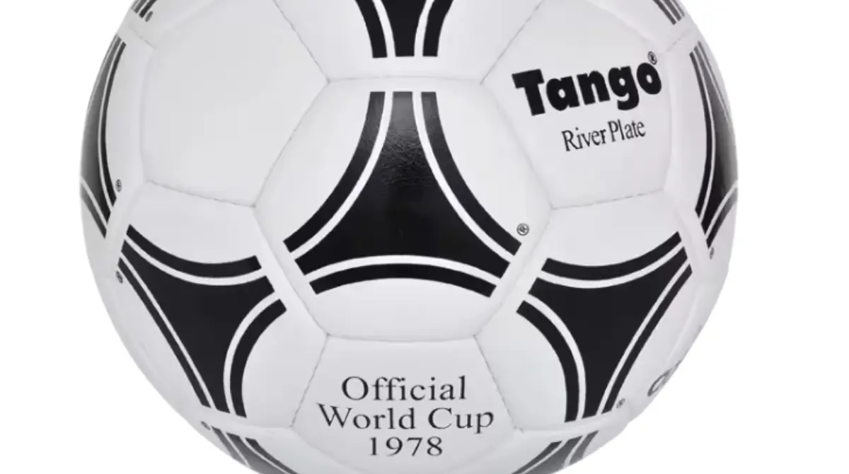 El Adidas Tango introdujo un diseño innovador con 20 triángulos curvos negros sobre paneles blancos, formando círculos ilusorios que evocan el tango argentino. Su construcción de 32 paneles cosidos a mano lo hacía más estable y visualmente atractivo en movimiento.<br><br>