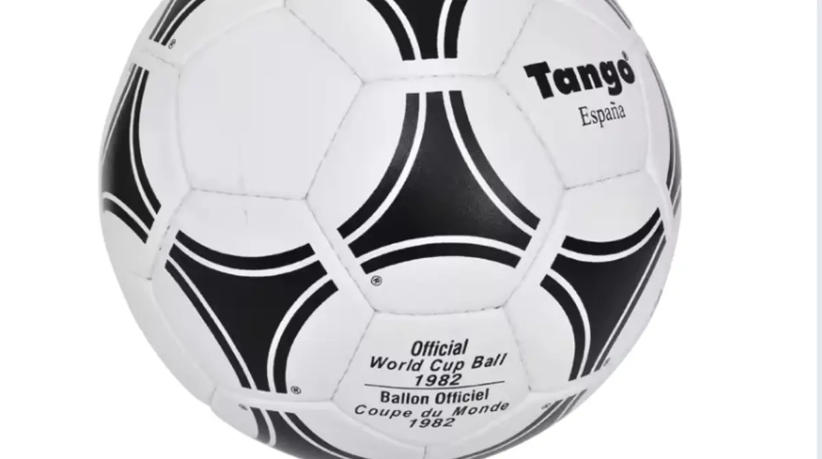 Variante del Tango de 1978, el Tango España conservó los triángulos negros que crean un efecto óptico de círculos, adaptado al calor español. Fabricado con 32 paneles cosidos a mano, priorizaba la precisión y el control en el juego.<br><br>