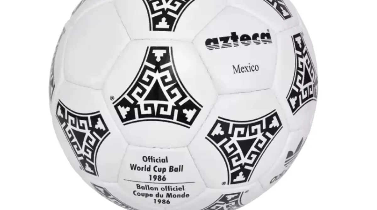 El Azteca fue el primer balón sintético total, diseñado para recuperar forma tras impactos y adaptarse a la altitud mexicana. Decorado con motivos aztecas en colores vibrantes, simbolizaba la herencia cultural del anfitrión.<br><br>