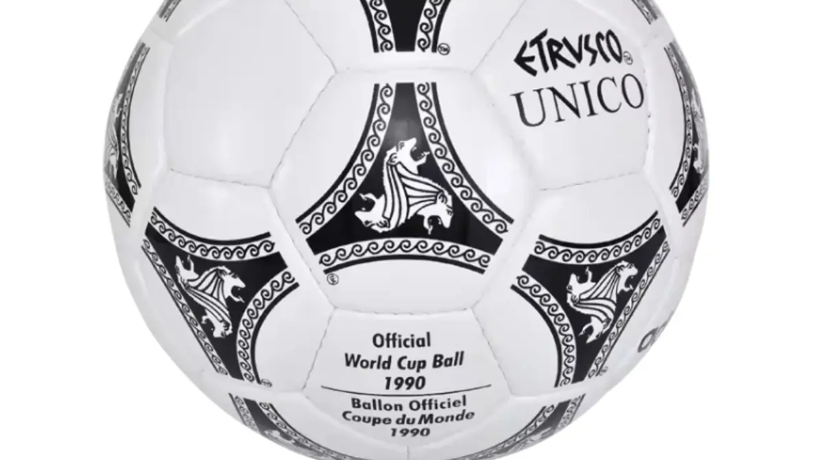 Inspirado en los etruscos, el Etrusco Unico presentaba leones míticos en su diseño multicolor sobre la base Tango. Hecho de materiales sintéticos multicapa, garantizaba impermeabilidad total y un rebote consistente<br><br>