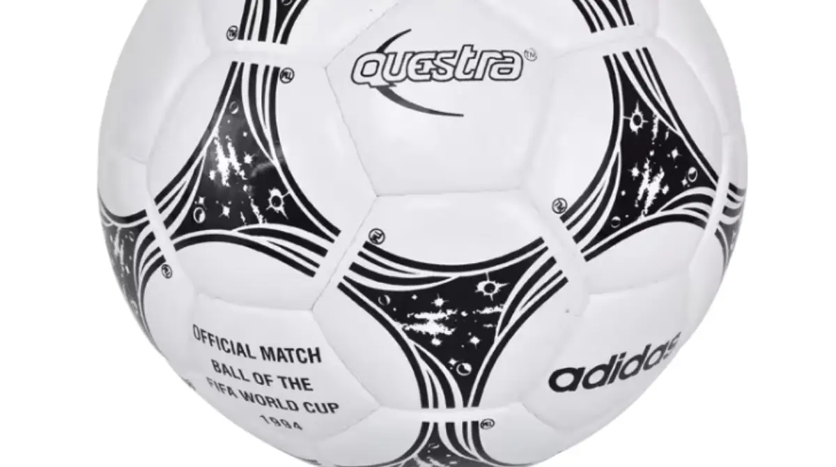 Último balón en blanco y negro, el Questra incorporaba estrellas en sus paneles Tango para un toque estelar. Con cinco materiales diferentes, ofrecía flexibilidad extrema y durabilidad en condiciones variadas del clima estadounidense.<br><br>