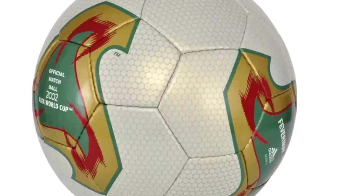 El Fevernova capturaba la 'fiebre del fútbol' asiática con patrones hexagonales y burbujas de aire en su diseño de 32 paneles. Último cosido a mano, incorporaba más capas para mayor delgadez y velocidad.<br><br>