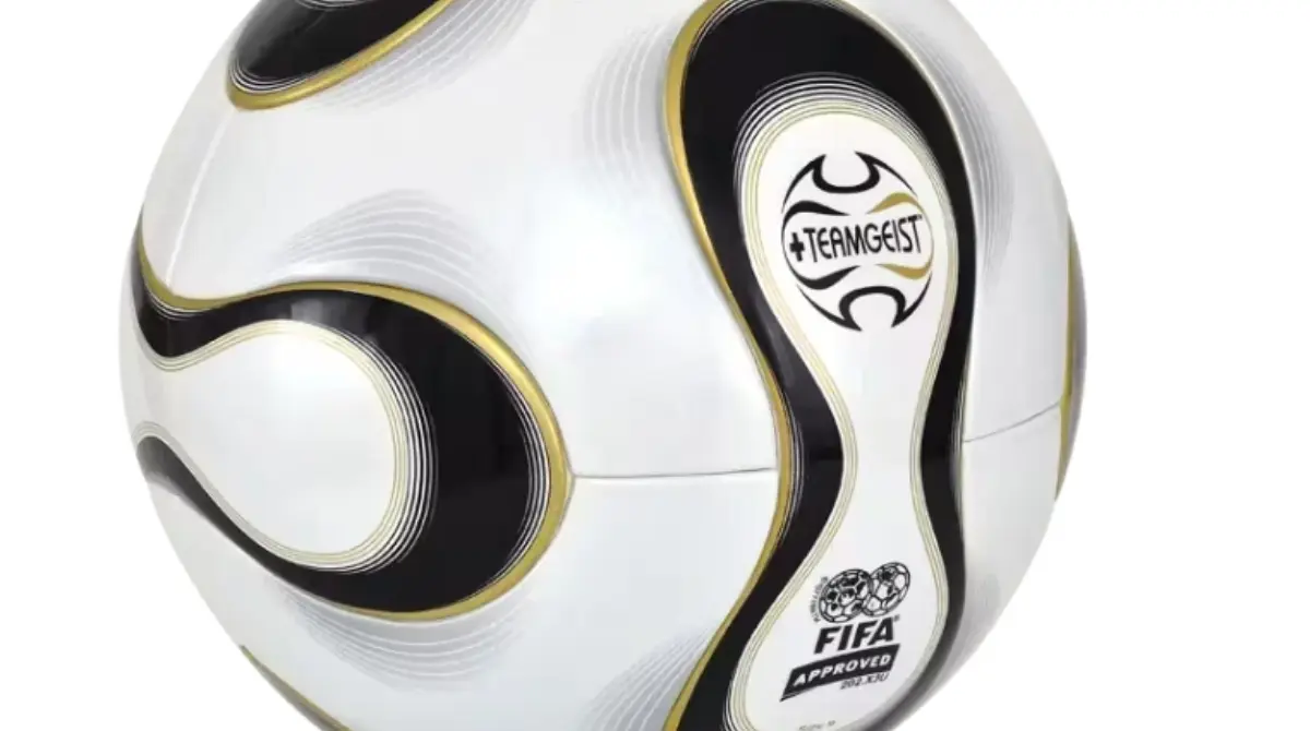 Innovador con solo 14 paneles en lugar de 32, el Teamgeist permitía tiros más precisos y un acabado dorado en la final. Su diseño térmico unido eliminaba costuras, simbolizando el espíritu de equipo alemán. <br><br>