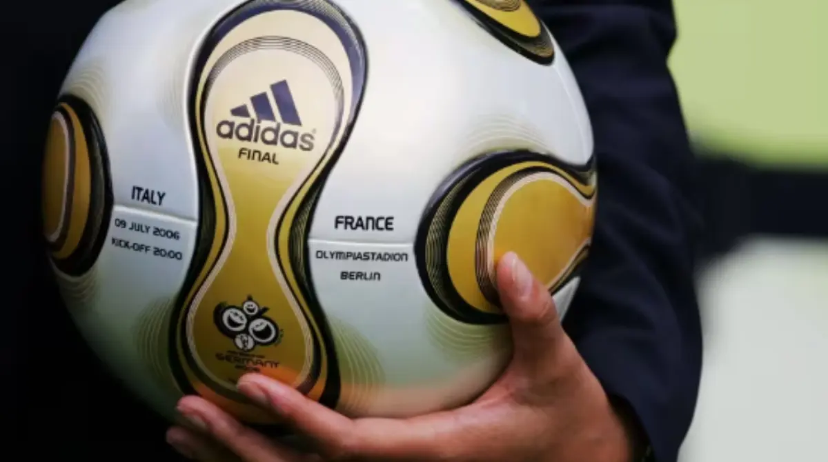 Con motivo de la final, Adidas fabricó una versión especial en color dorado, llamada Teamgeist Berlin. Por primera vez en la historia de la Copa Mundial, cada balón incorporó el nombre de los dos equipos contendientes, la ciudad en la que se disputó el partido, la fecha y la hora de inicio.