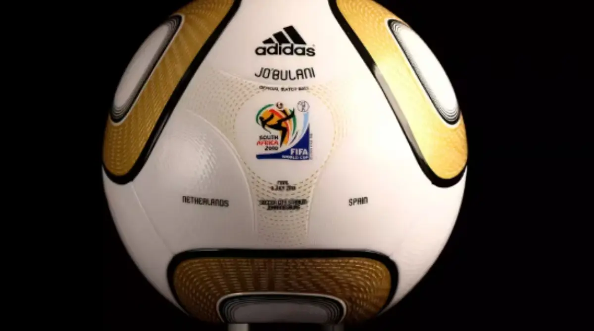 El balón oficial de la final fue una edición especial en colores dorados llamado Jo´bulani, en homenaje Johannesburgo.