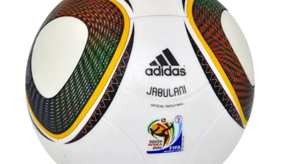 Con 8 paneles en 11 colores representando la diversidad sudafricana, el Jabulani era conocido por su vuelo impredecible en tiros lejanos. Su construcción sin costuras lo hacía aerodinámico, ideal para el espíritu 'jabulani' de celebrar.<br><br>